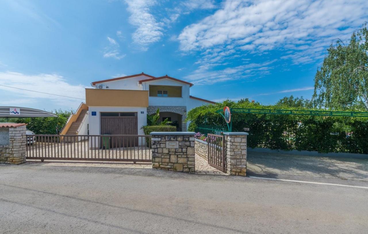 Villa Anita With Common Pool Vrvari Bagian luar foto