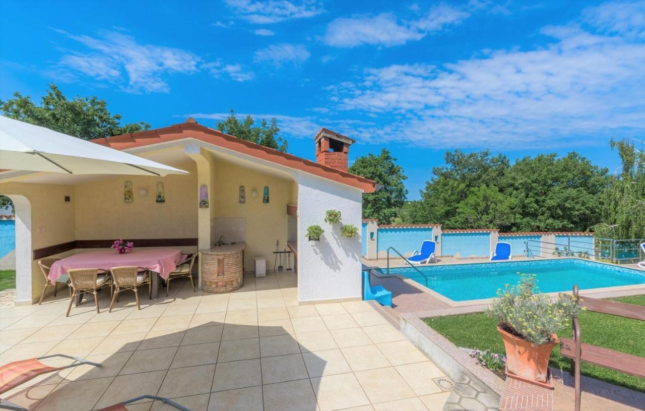 Villa Anita With Common Pool Vrvari Bagian luar foto